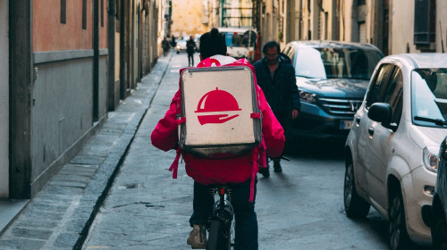 Food delivery, livrare mâncare, Food Panda, TakeAway, Glovo, curier, alimentație, hrană, comenzi