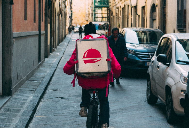 Food delivery, livrare mâncare, Food Panda, TakeAway, Glovo, curier, alimentație, hrană, comenzi