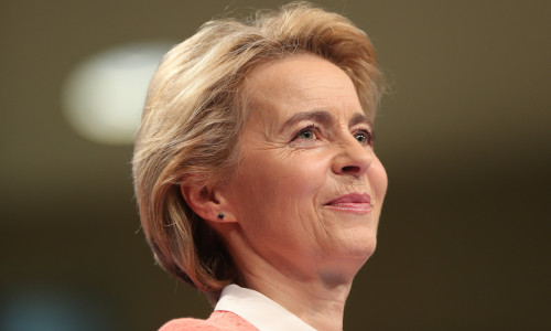 Ursula von der Leyen zâmbind