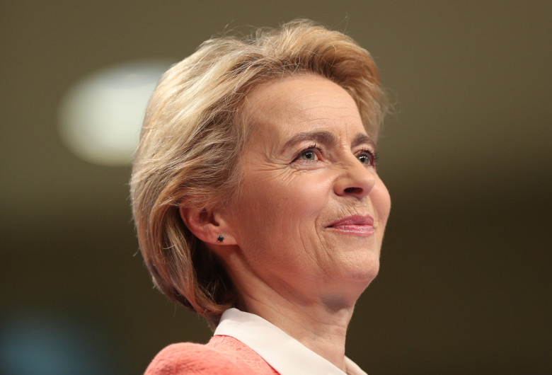 Ursula von der Leyen zâmbind