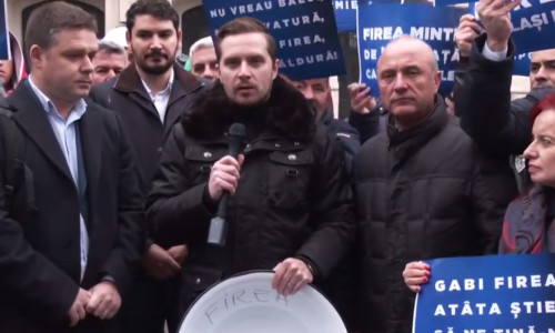 Protest cu ligheane la Primăria Capitalei