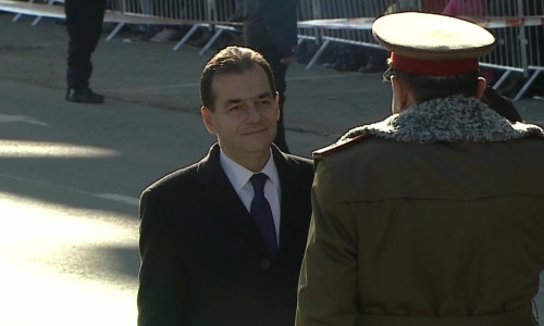 Ludovic Orban cu un militar, de 1 Decembrie, Ziua Națională, Alba Iulia, paradă militară