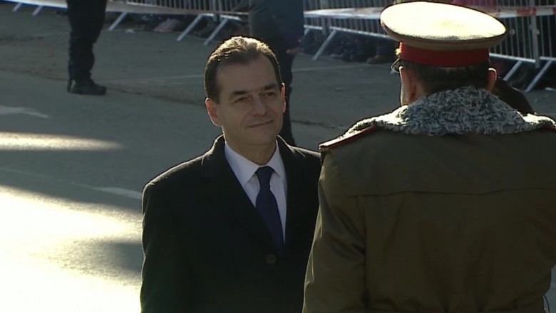 Ludovic Orban cu un militar, de 1 Decembrie, Ziua Națională, Alba Iulia, paradă militară