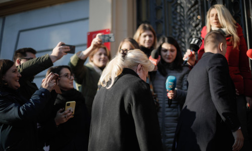 Viorica Dăncilă cu coadă de cal