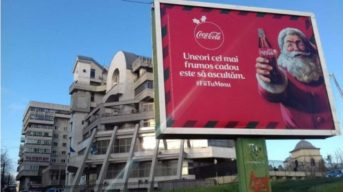 Reclamă Coca Cola în fața sediului SRI Iași