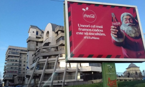 Reclamă Coca Cola în fața sediului SRI Iași