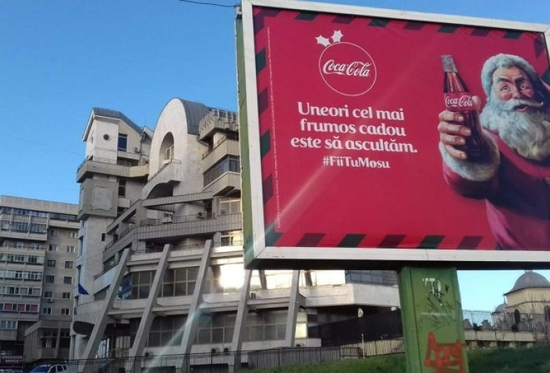 Reclamă Coca Cola în fața sediului SRI Iași