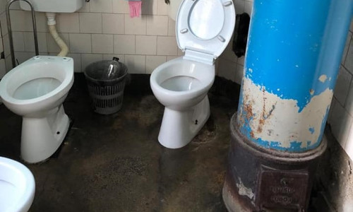 Băi cu 3 WC-uri într-un spital din Borșa