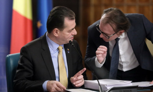 Florin Cîțu vorbește cu Ludovic Orban, în ședința de Guvern