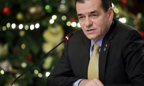 Ludovic Orban cu bradul de Crăciun în spate