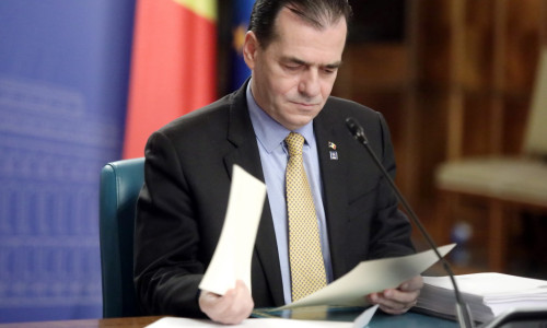 Ludovic Orban se uită în foi