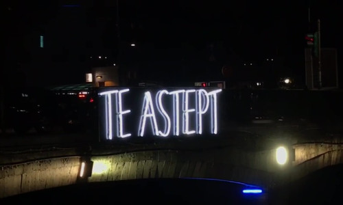 Te aștept, mesaj la Podul Izvor