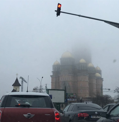 Catedrala Mântuirii Neamului, în ceață