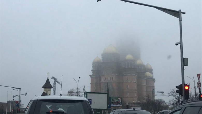 Catedrala Mântuirii Neamului, în ceață
