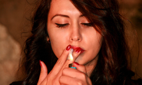 Tânără fumează, țigări, tutun, brichetă
