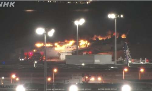 Un avion de pasageri, în flăcări pe aeroportul Haneda din Tokyo/ Foto: X