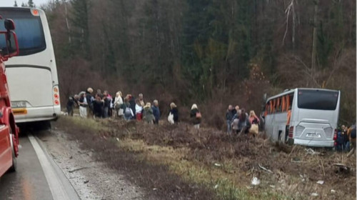 Un autocar cu turişti din România s-a ciocnit cu un camion turcesc în Bulgaria/ Foto: News.ro