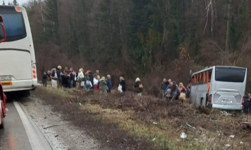 Un autocar cu turişti din România s-a ciocnit cu un camion turcesc în Bulgaria/ Foto: News.ro