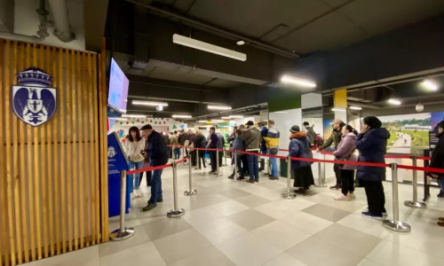 Cozi mari la centrele de plată a taxelor/ Foto: Libertatea