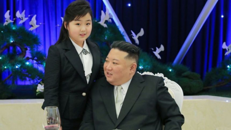 Kim Jong Un și fiica sa/ Foto: Twitter