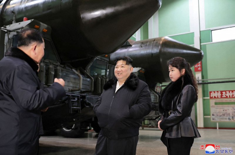 This undated picture released from North Korea's official Korean Central News Agency (KCNA) via KNS on January 5, 2024 shows North Korea's leader Kim Jong Un (C) inspecting an important military vehicle production plant with his daughter Ju Ae (R) at an undisclosed location in North Korea.,Image: 834308678, License: Rights-managed, Restrictions: South Korea OUT / REPUBLIC OF KOREA OUT ---EDITORS NOTE--- RESTRICTED TO EDITORIAL USE - MANDATORY CREDIT 