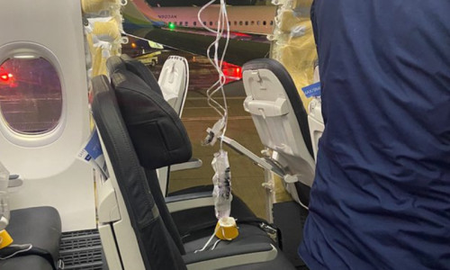 Un fragment al uşii avionului deținut de Alaska Airlines, care s-a desprins în timpul zborului vineri, găsit într-o grădină de către un profesor din Portland/ Foto: Twitter