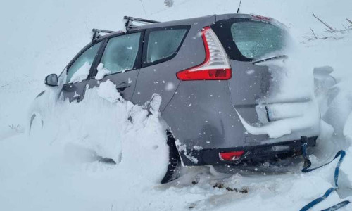 Mai multe maşini, blocate în zăpadă în cursul nopţii în Galaţi/ News.ro 