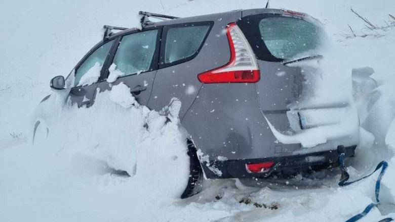 Mai multe maşini, blocate în zăpadă în cursul nopţii în Galaţi/ News.ro 