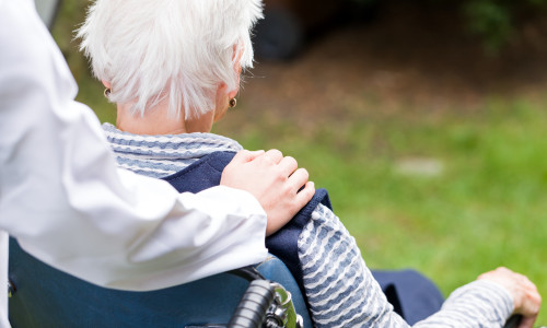 femeie in scaun cu rotile