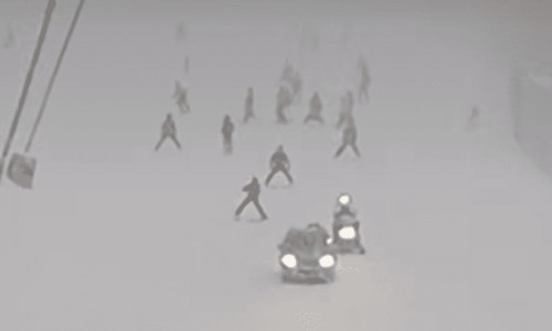 Momentul când un șofer ajunge cu mașina pe o pârtie din Italia/ Foto: Captură video