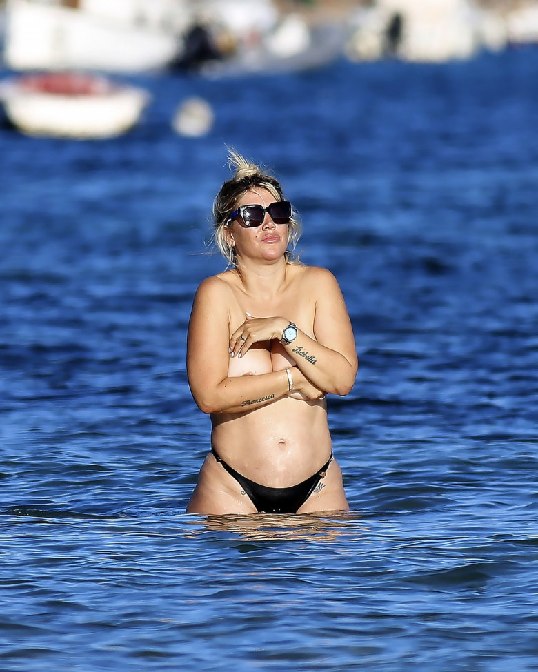 EXCLUSIVE: ** WARNING: Contains Nudity ** Wanda Nara stunning topless and black bikini in Ibiza