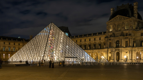 Paris,,France,-,Sep,25,2022;,The,Louvre,Glass,Pyramid
