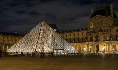 Paris,,France,-,Sep,25,2022;,The,Louvre,Glass,Pyramid