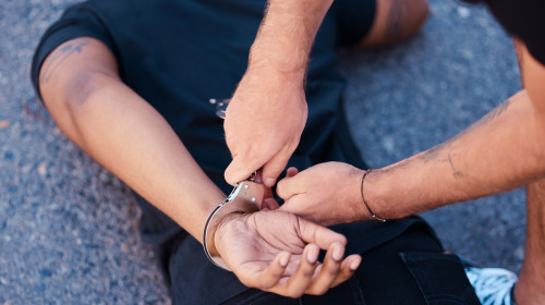 Un tâlhar care a intrat cu cagula în sala de jocuri a fost arestat de polițiști/ Shutterstock
