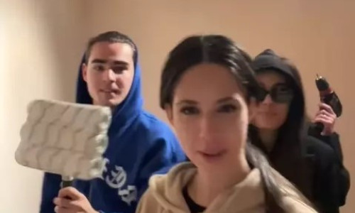 Radu Ștefan Bănică, ajutat de sora lui la amenajarea noului apartament/ Captură video Instagram