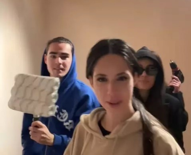 Radu Ștefan Bănică, ajutat de sora lui la amenajarea noului apartament/ Captură video Instagram