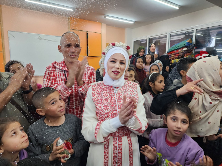 Palestinian couple married at school they took refuge in Rafah