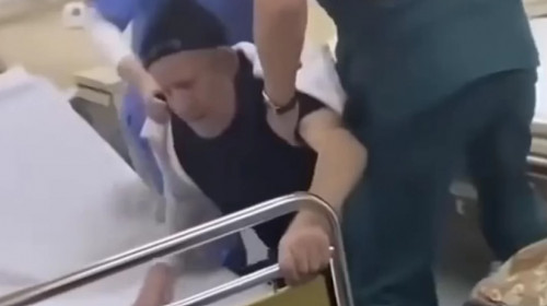 Anchetă internă la Spitalul Bârlad, după ce un brancardier şi o infirmieră au fost filmaţi în timp ce bruschează un bătrân ajuns în urgenţă