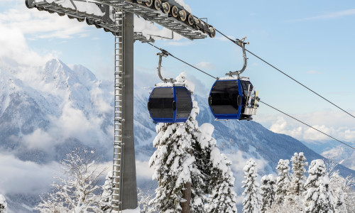 New,Modern,Spacious,Big,Cabin,Ski,Lift,Gondola,Against,Snowcapped