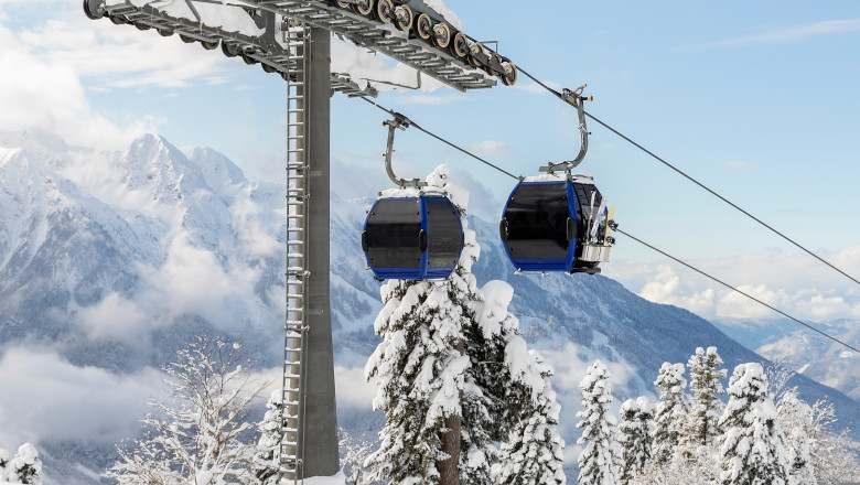 New,Modern,Spacious,Big,Cabin,Ski,Lift,Gondola,Against,Snowcapped