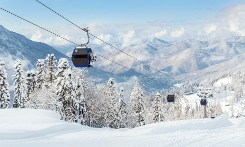 New,Modern,Spacious,Big,Cabin,Ski,Lift,Gondola,Against,Snowcapped