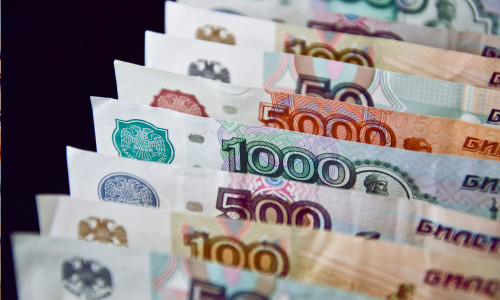 Row,Of,Various,Russian,Banknotes,On,The,Black,Background