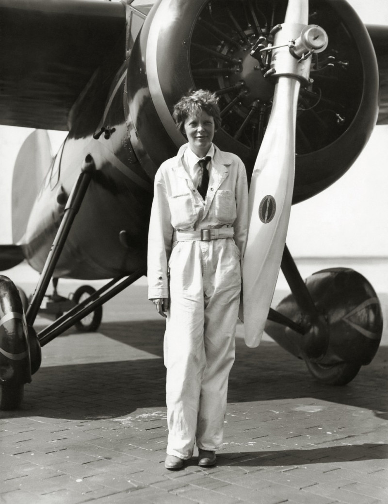 Earhart, Amelia Mary, born 1897 - disappeared 1937, American aviation pioneer and author. Amelia Earhart and her plane. Photo, c.1932.,Image: 147960400, License: Rights-managed, Restrictions: , Model Release: no