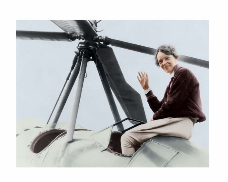 Earhart, Amelia (verehel. Putnam-Earhart); US-amerikanische Flugpionierin und Frauenrechtlerin (Ã¼berflog am 20./21. Mai 1932 als erste Frau nonstop allein den Atlantik); Atchison (Kansas) 24. 7. 1897 - verschollen am 2. Juli 1937 Ã¼ber dem Pazifik und in der Folge gestorben, mÃ¶glicherweise auf der Pazifik-Insel Nikumaroro (frÃ¼herer Name Gardner Island). Amelia Earhart auf ihrem Tragschrauber (Autogiro). Foto, Los Angeles, 1932 (digital koloriert).,Image: 305171171, License: Rights-managed, Restrictions: , Model Release: no