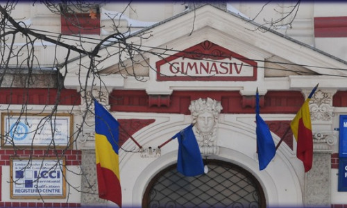 Colegiul Naţional ”B.P. Haşdeu” din Buzău trebuie să plătească unui fost elev daune morale de 3.000 de euro, după ce, în 2018, acesta a primit media 2 la purtare pe primul semestru, în urma unei postări pe Facebook. Ulterior, elevul a luat Bacalaureatul cu 9.05, iar părinţii săi au acţionat unitatea şcolară în instanţă. Decizia pronunţată de magistraţii Curţii de Apel Ploieşti este definitivă. În anul 2018, elevul Andrei Voicu din clasa a XI-a a postat pe un grup de Facebook al liceului un videoclip în care apărea profesoara lui de desen însoţit de mesajul: ”Colegiul «Bogdan Petriceicu Hasdeu» este liceul în care este interzisă purtarea bărbii şi a părului lung, dar unde predă una dintre cele mai luminate minţi ale sistemului de învăţământ, această struţo-cămilă a artei, care se zbate între vocaţia de a cânta şi de a desena.” Fapta sa a fost analizată în Consiliul Profesoral care a decis scăderea mediei la purtare, însă părinţii copilului au susţinut nevinovăţia acestuia şi au deschis o acţiune în instanţă. Ulterior, elevul a promovat examenul de bacalureat cu nota 9.05. ”În urma eforturilor noastre susţinute, Colegiul a fost obligat să radieze menţiunile din evidenţele şcolare ale lui Andrei, inclusiv nota injustă de 2 la purtare, şi să revizuiască media pe semestrul 1. Mai mult, justiţia i-a acordat clientului nostru daune morale în valoare de 3.000 de euro, marcând astfel recunoaşterea impactului emoţional şi psihologic pe care abuzul de putere îl poate avea asupra unui elev”, au transmis, miercuri, reprezentanţii cabinetului de avocatură care l-a reprezentat pe elev pe toată durata procesului în instanţă. De asemenea, reprezentanţii cabinetului de avocatură au mai transmis că victoria nu este doar a lui Andrei, ci a tuturor elevilor care se confruntă cu nedreptăţi în sistemul educaţional. ”Suntem emoţionaţi şi încurajaţi de acest succes şi ne reafirmăm angajamentul de a apăra drepturile şi libertăţile elevilor. Fiecare tânăr merită un mediu educaţional corect şi pozitiv, unde drepturile elevilor sunt respectate şi apărate”, au mai transmis reprezentanţii cabinetului de avocatură. În luna aprilie a anului 2023, Tribunalul Buzău pronunţao primă decizie pe fond, prin care obliga Colegiul Naţional ”B.P. Hasdeu” să radieze ”menţiunile din evidenţele şcolare în ceea ce îl priveşte pe reclamant cu privire la aplicarea notei 2 la purtare pe semestrul I al anului şcolar 2018-1019” şi să-I plătească elevului 3.000 de euro daune morale şi cheltuieli de judecată de 2.800 de lei. Marţi, Curtea de Apel Ploieşti a respins definitiv recursurile formulate de Colegiu şi de reclamant menţinând decizia Tribunalului Buzău din 2023. ”Respinge recursurile, ca nefondate. Definitivă. Pronunţată în şedinţă publică, azi, 30.01.2024”, este decizia instanţei.