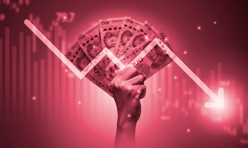 Hand,Holding,Yuan,Banknote,With,Decreasing,Arrow,And,Stock,Market