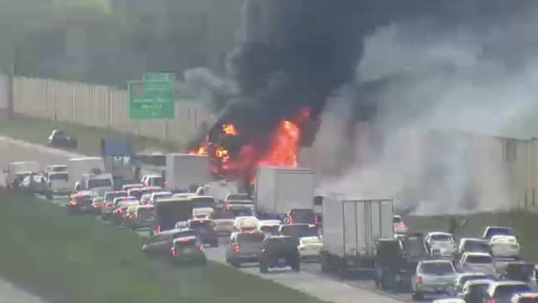 Două persoane au murit în urma prăbuşirii unui avion privat pe o autostradă din Florida/ Foto: Twitter