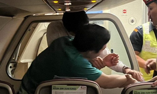 Un canadian a deschis uşa avionului şi a desfăşurat toboganul de evacuare chiar înainte de decolare, în Thailanda/ Foto: Facebook