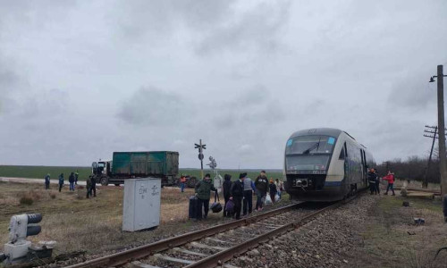 Mecanicul unei locomotive a fost rănit după ce a lovit un camion/ Foto: News.ro