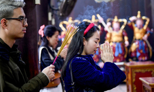 De Ziua Îndrăgostiţilor, tinerii singuri din Vietnam s-au rugat într-o pagodă pentru a-şi găsi jumătatea/ Profimedia